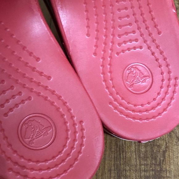CROCS Red tropical print Slide Sandals size women’s 7 - Picture 6 of 9